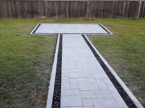 Camino jardín con paving stones y grava volcánica